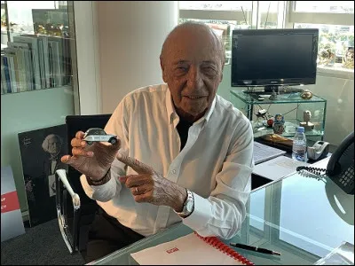 Qui est ce publicitaire qui a fait le premier tour du monde en 2 CV ?