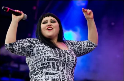 Qui est cette Beth, autrice-compositrice-intreprète américaine en D devenue célèbre comme chanteuse du groupe de rock Gossip ?