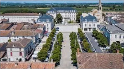 Quelle est cette petite ville de 4 000 habitants, bordée par le Lot tout près de son confluent avec la Garonne ?