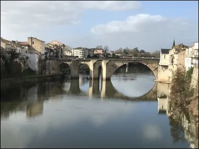 Quelle est cette ville de 6 400 habitants, ancienne bastide, située dans la vallée du Lot ?