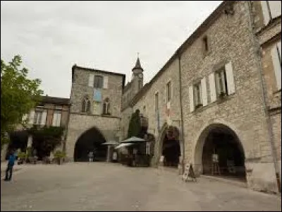 Quelle est cette petite ville de 2 300 habitants, ancienne bastide située sur une colline surplombant la vallée de la Lède, petit affluent du Lot ?