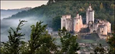 Quel est ce château fort, forteresse imprenable bâtie à la fin du XVe siècle sur un éperon calcaire qui domine d'une trentaine de mètres le confluent de deux étroites vallées ?