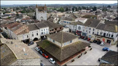 Quel est ce village, ancienne bastide, situé dans le nord du département, traversé par le Dropt ?