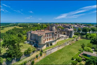 Quel est ce village du nord ouest du département, situé dans la vallée du Dropt, entouré d'un vignoble prolongeant celui de Bordeaux et produisant des vins AOC rouges blancs et rosés ?