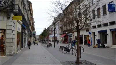 Combien d'habitants le Lot-et-Garonne compte-t-il ?