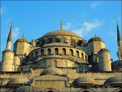 Quelle grande dynastie est fondée en 1118 ?