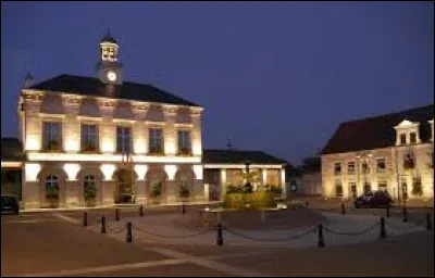 Quelle est cette petite ville de 3 500 habitants, située dans la vallée de la Traire, affluent de la Marne, connue comme centre de la coutellerie ?