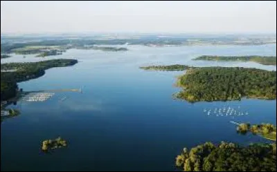 Quel est ce grand lac artificiel de 48 km², situé dans le nord ouest du département, à la limite de la Champagne humide ?