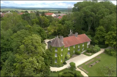 Quel homme politique s'était installé dans le département, à Colombey, où il a vécu jusqu'à sa mort ?