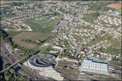 Quelle est cette petite ville, située au sud-est de Langres, important noeud ferroviaire au croisement des lignes Paris-Mulhouse et Nancy-Dijon ?