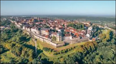 Quelle est cette ville, la 3e du département avec 7 600 habitants, principal centre du sud de la Haute-Marne, située en bordure de son plateau escarpé ?