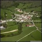 Pittoresque village compos de fermes anciennes, du chteau de Ruthie (15e s. ) et d'une glise entoure de son cimetire ? Le clocher-calvaire est typique de la Soule.