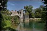 Au pied de la belle mdivale le gave d'Oloron chahute. Le vieux pont de lgende, domin par la tour Monral s'avance vers l'le de la Glre.
