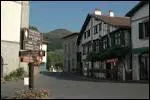 Construit au bord de la Nivelle, le bourg est domin par trois sommets, la Rhune, l'Esnaur et le Bizkarzun. Des maisons labourdines blanches + vert, bleu ou rouge.