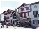 C'est une ancienne bastide, mais aussi le village basque par excellence. Maisons rouges et blanches, fronton de pelote, cimetire aux stles discodales.