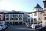Haut lieu de la prhistoire, la cit a prserv son authenticit basque avec son fronton, ses rues ombrages, son glise aux galeries en bois, son muse du Gteau basque.