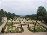 Les thermes, petit bijou de style noclassique, se trouve dans un parc plant de palmiers. Le fantme d'edmond Rostand plane sur la villa Arnaga.