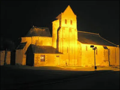 Notre balade prend fin de nuit, au pied de l'église de Vézières. Village néo-aquitain, dans l'ancienne région Poitou-Charentes, il se situe dans le département ...