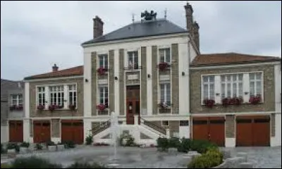 Ville francilienne, dans l'arrondissement de Palaiseau, La Ville-du-Bois se situe dans le département ...