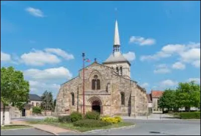 Vous avez sur cette image l'église Saint-Préjet, à Malicorne. Village de l'aire d'attraction Montluçonnaise, il se situe dans le département ...