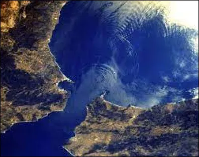 ''Les Colonnes d'Hercule'' est le nom donné, dans l'Antiquité classique, aux montagnes qui bordent quel détroit européen ?