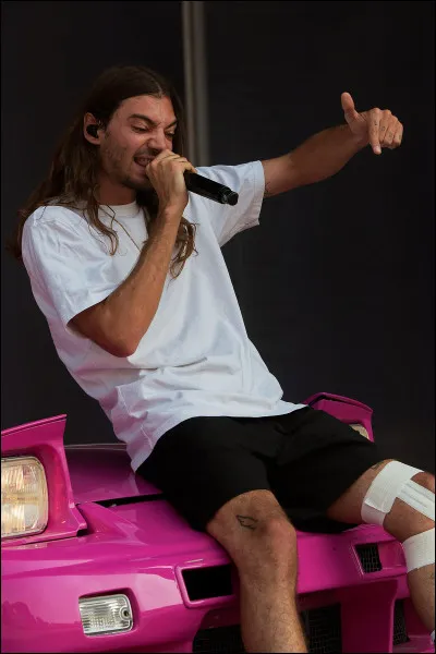 Quel est le nom de famille de Lujipeka ?