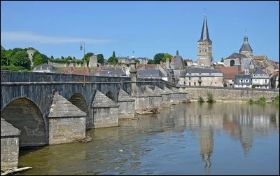 Quelle est cette petite ville de 4 500 habitants, bord&eacute;e par la Loire et domin&eacute;e par son ancienne abbatiale ?