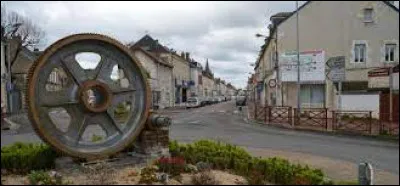 Quelle est cette petite ville de 4 000 habitants, situ&eacute;e en bordure de la Loire pr&egrave;s de Nevers, n&eacute;e de l'industrie m&eacute;tallurgique au d&eacute;but du XIXe si&egrave;cle ?