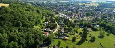 Quelle est cette petite ville de 2 300 habitants, station thermale accol&eacute;e au flanc du Mont-Givre dominant la Loire au nord de Nevers ?