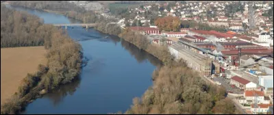 Quelle est cette petite ville de 3 000 habitants, situ&eacute;e sur les rives de la Loire en amont de Nevers, centre industriel avec ses usines d'aciers sp&eacute;ciaux ?
