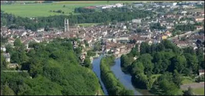 Quelle est cette petite sous-pr&eacute;fecture de 3 500 habitants, situ&eacute;e dans la r&eacute;gion de collines du nord de la Ni&egrave;vre ?