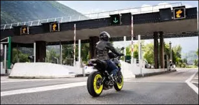 Quelle est la vitesse maximale sur autoroute par temps sec pour une moto avec un permis dépassant les deux ans ?
