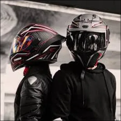 En quelle année le casque est-il devenu obligatoire pour rouler à moto ?