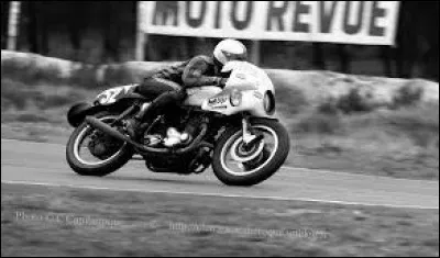 Lors de la compétition française du "Bol d'or", combien d'heures les pilotes doivent-ils effectuer ?