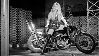 Quelle célèbre marque de moto donne le titre d'une chanson de Brigitte Bardot dans les années 60 ?