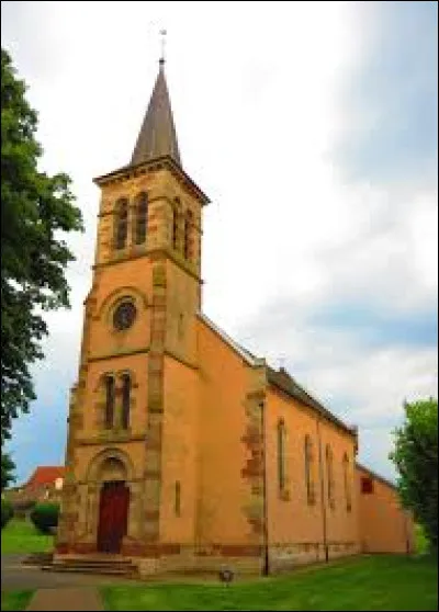 Nous sommes en Lorraine, au pied de l'église Sainte-Anne, à Grundviller. Commune de l'aire d'attraction Sarregueminoise, elle se situe dans le département ...