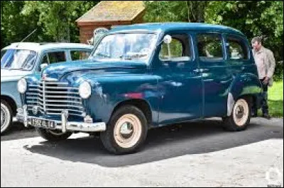 Nous terminons avec cette ancienne voiture, qui est une ...