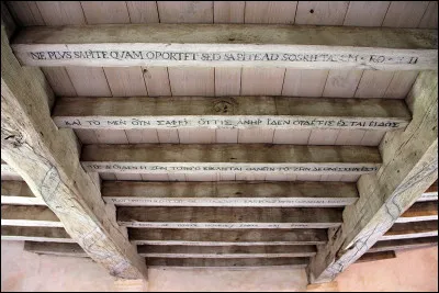 XVIe-XVIIe s. > Alors qu'à l'ouest, les Juifs ''se cachent'', vivent comme des ''cochons'' [...c.-à-d. ?], ou renoncent à leur culte. Comme Baruch Spinoza dans les Provinces Unies ou, en France, la marchande Antoinette de Loupès, mère du célèbre ... [Complétez !]