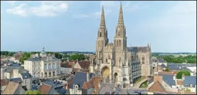 Quelle est cette petite ville de 4 000 habitants, traversée par l'Orne, dominée par sa cathédrale gothique des XIIIe-XIVe siècles ?