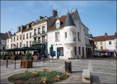 Quelle est cette petite sous-préfecture de 3 800 habitants, située dans le sud-est du département, dans les collines du Perche ?