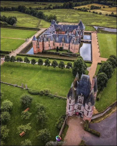 Quel est ce village, connu pour son château, place forte, édifié comme place-forte au XIVe siècle, réaménagé au XVIIIe siècle ?