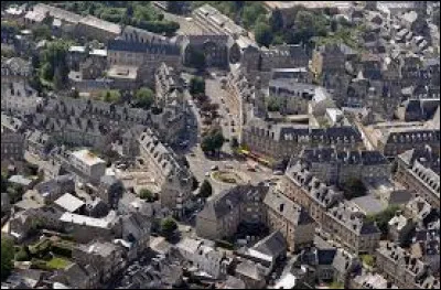 Quelle cette ville, la deuxième du département avec 14 000 habitants, principal centre de l'ouest de l'Orne ?