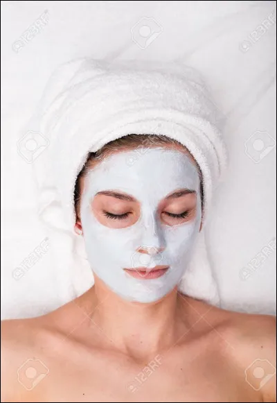 Je suis étudiante. J'ai fait de la chirurgie esthétique et mon père ne le sait pas. Je me suis fait harceler au collège. J'aime un garçon qui m'aime en retour, je le sais car nous avons une relation très proche.