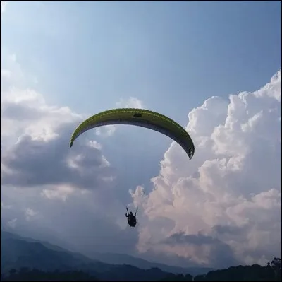 Suite à un accident de parapente, je me suis retrouvée dans le territoire ennemi. Un homme m'a recueilli et nous sommes tombés amoureux l'un de l'autre, malgré le fait que ce soit un amour impossible.