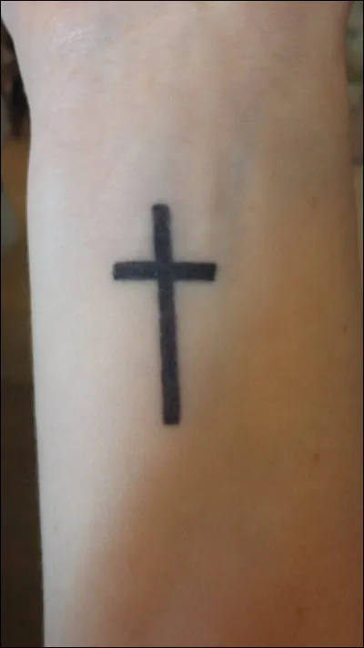 Je suis une jeune PDG et lui n'est pas humain. Sans le vouloir, il m'a sauvée et je lui ai pris son tatouage. Je me suis fait traquer par des personnes qui voulaient le tuer, alors il est devenu mon garde du corps. Ma grand-mère adoptive est décédée subitement et pour que je touche l'héritage, il faut que je me trouve un mari. Alors, je l'ai épousé.