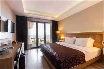 Avec mes amies, nous travaillons dans un hôtel : chacune sa filière. Mais un jour, je croise le fils de mon patron et nous nous embrouillons. Il tombe par la suite amoureux de moi.