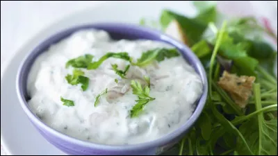 Quel est le nom de ce plat composé de fromage blanc égoutté et agrémenté dail, de ciboulette, de persil et de sel ?