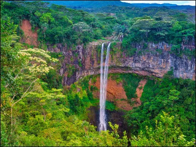 Dans quel pays peut-on trouver les dunes de Chamarel, composées de terres sableuses de 7 nuances de couleurs différentes allant du rouge, orange, jaune et violet ?