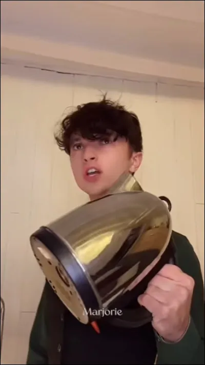 Comment s'appelle la théière ?