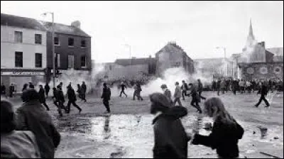Ce 30 janvier, a lieu à Derry, en Irlande du nord, le massacre du "Bloody Sunday" : des manifestants des droits civiques et des passants sont pris pour cible par des soldats de l'armée britannique ; il y a 14 morts : c'était en ...